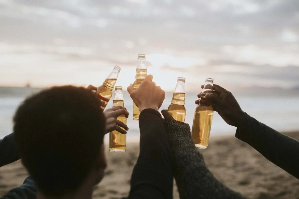 happy-friends-toasting-at-the-beach-7T693YV.jpg